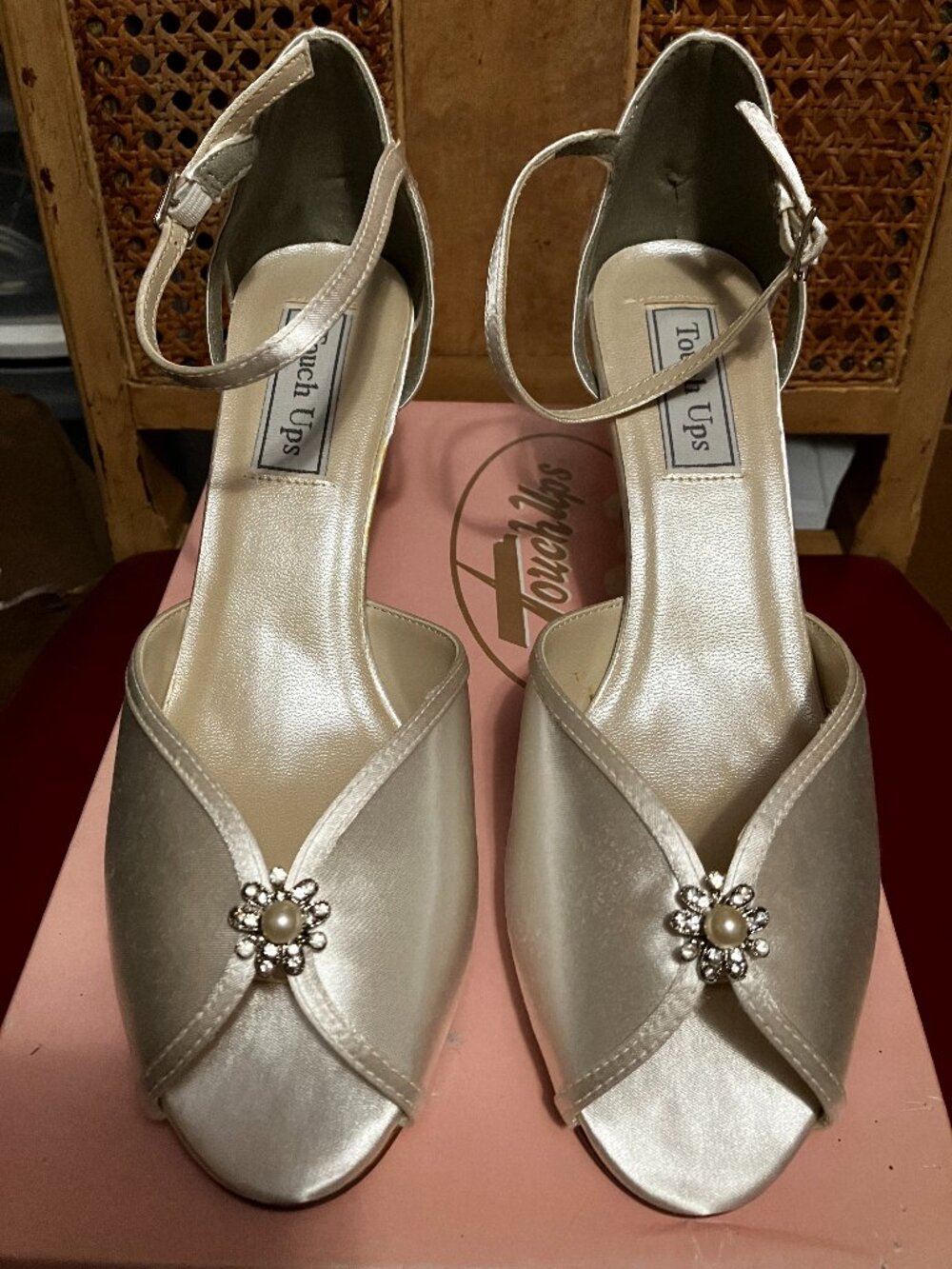 Satin Shoes Benjamin Walk Heels Dyeable Heels Pumps New in Box Size 9 White
